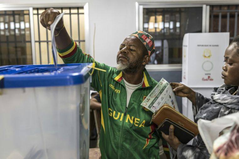 GUINÉE CONAKRY: QUATRE ANS APRÈS LE COUP D’ETAT LE PAYS A TENU HIER SA PREMIÈRE ÉLECTION PRÉSIDENTIELLE
